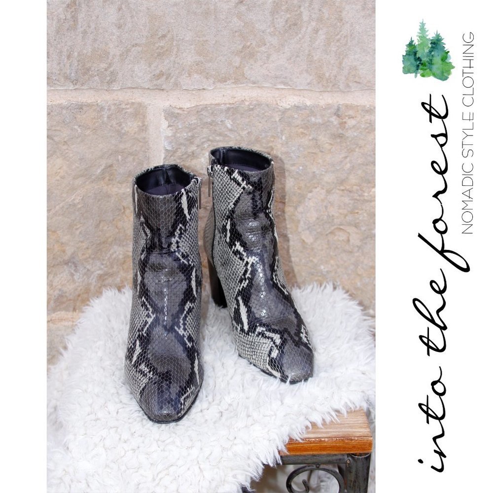 Aquatalia Florita Designer Snake Print Leather Ankle Bootie Zip Boots Size 9